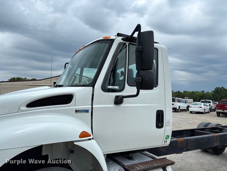 image for item FC5847 2011 International 4300 truck cab and chassis