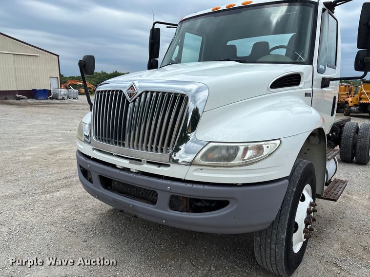 image for item FC5847 2011 International 4300 truck cab and chassis