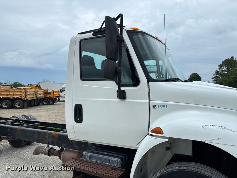 image for item FC5847 2011 International 4300 truck cab and chassis