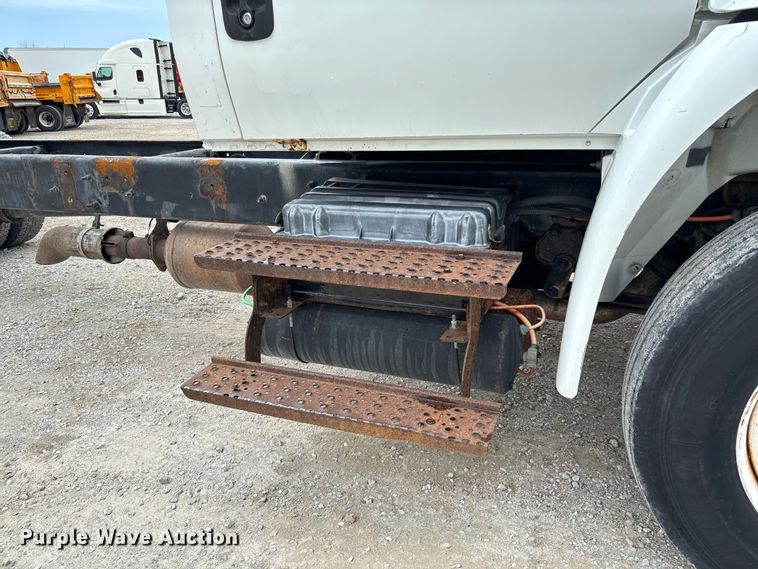 image for item FC5847 2011 International 4300 truck cab and chassis