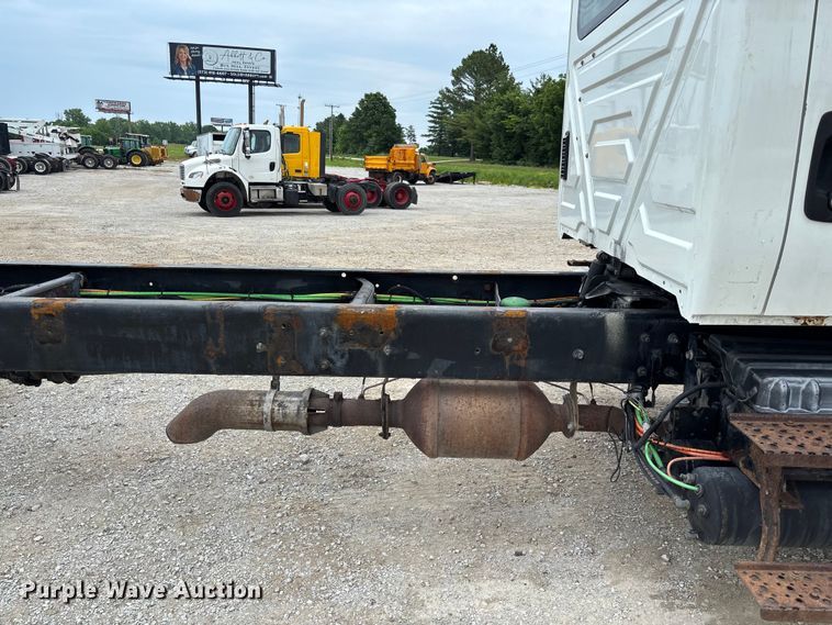 image for item FC5847 2011 International 4300 truck cab and chassis