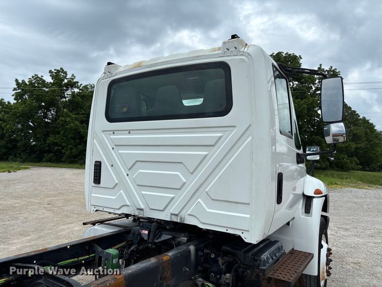 image for item FC5847 2011 International 4300 truck cab and chassis