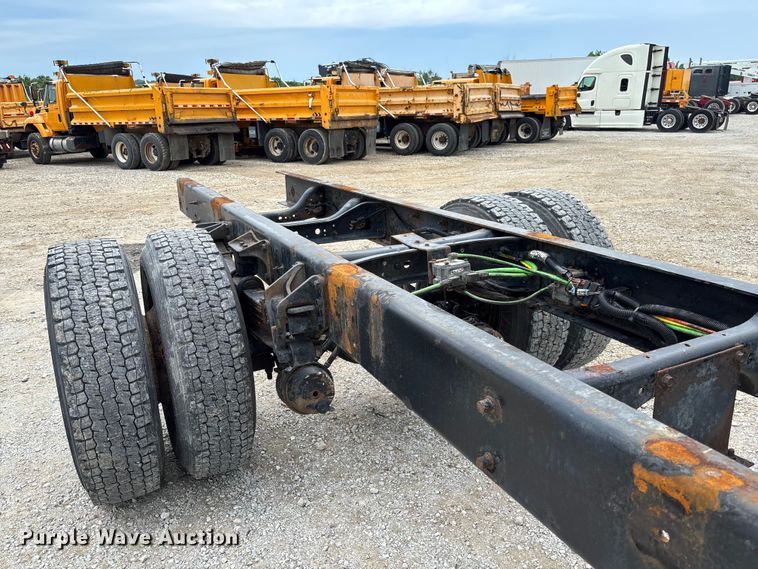 image for item FC5847 2011 International 4300 truck cab and chassis