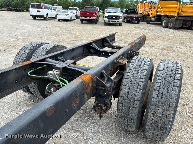 image for item FC5847 2011 International 4300 truck cab and chassis