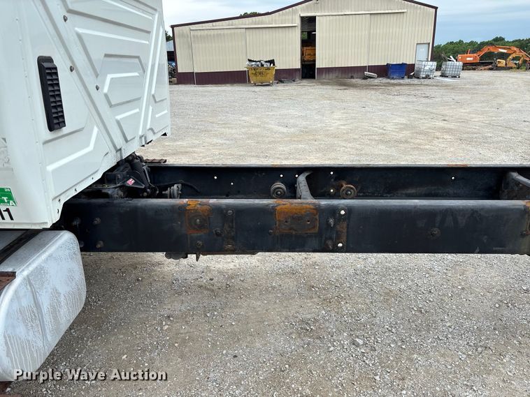 image for item FC5847 2011 International 4300 truck cab and chassis