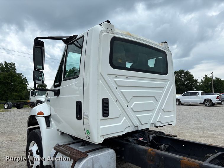 image for item FC5847 2011 International 4300 truck cab and chassis