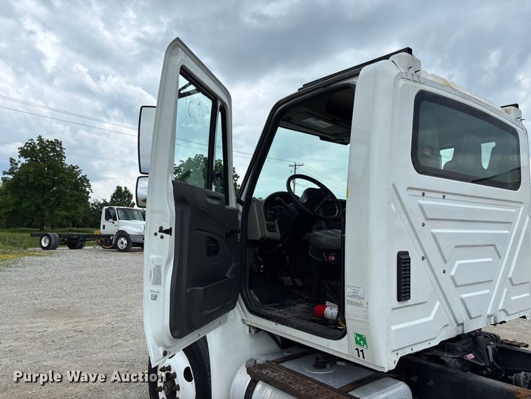 image for item FC5847 2011 International 4300 truck cab and chassis