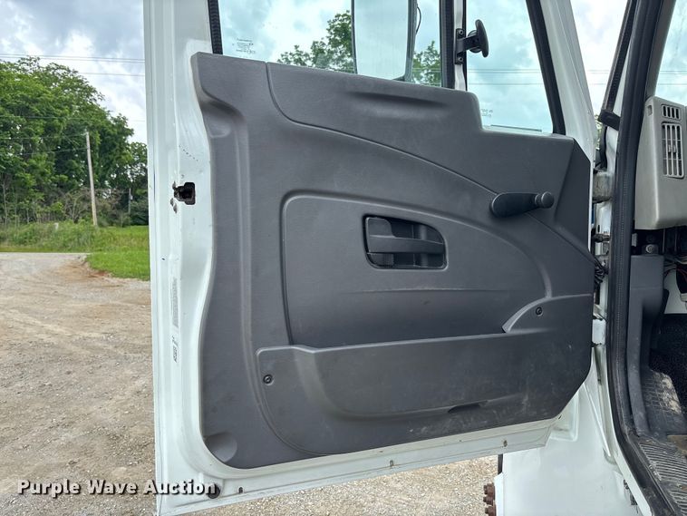 image for item FC5847 2011 International 4300 truck cab and chassis