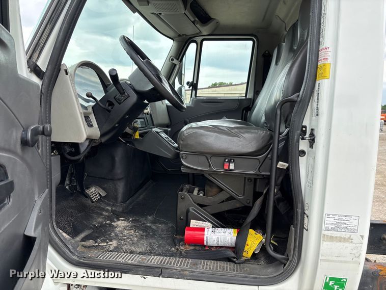 image for item FC5847 2011 International 4300 truck cab and chassis