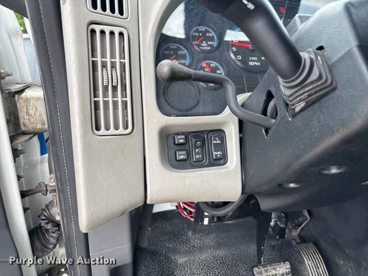 image for item FC5847 2011 International 4300 truck cab and chassis
