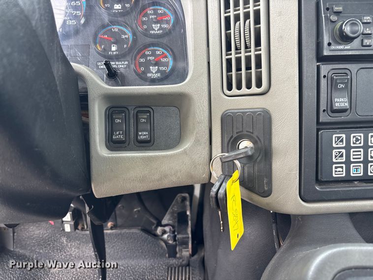 image for item FC5847 2011 International 4300 truck cab and chassis