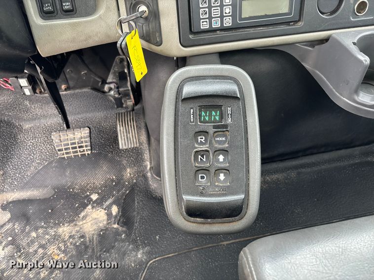 image for item FC5847 2011 International 4300 truck cab and chassis
