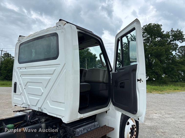 image for item FC5847 2011 International 4300 truck cab and chassis