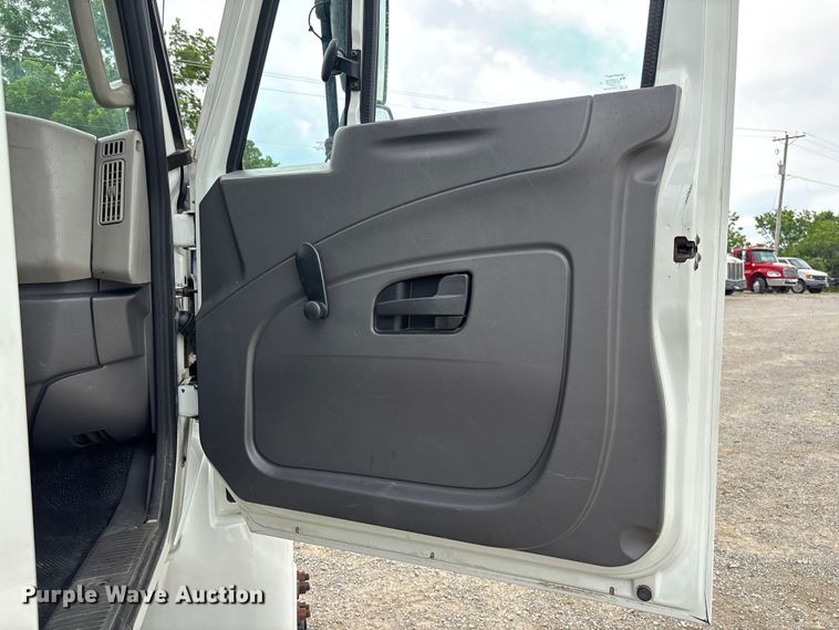 image for item FC5847 2011 International 4300 truck cab and chassis