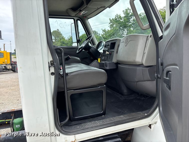 image for item FC5847 2011 International 4300 truck cab and chassis