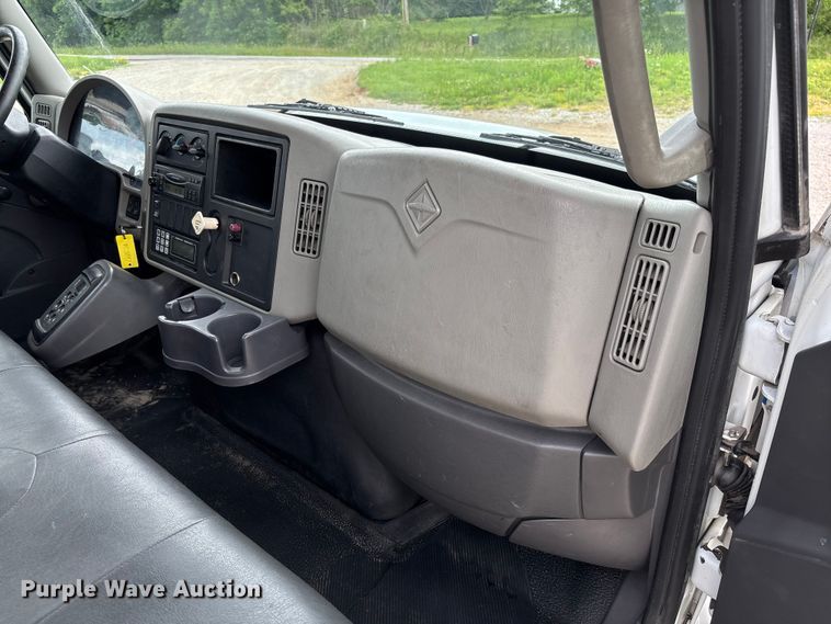 image for item FC5847 2011 International 4300 truck cab and chassis