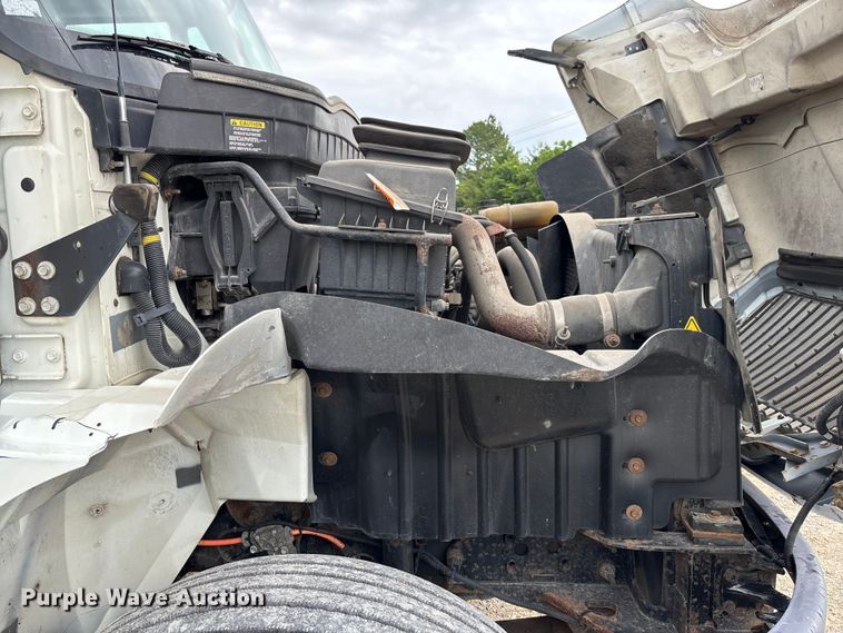 image for item FC5847 2011 International 4300 truck cab and chassis