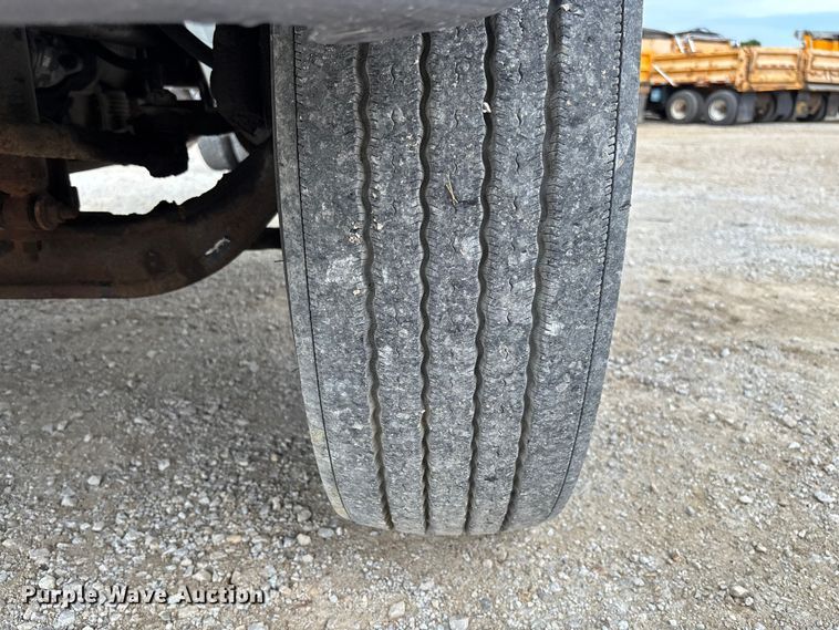 image for item FC5847 2011 International 4300 truck cab and chassis