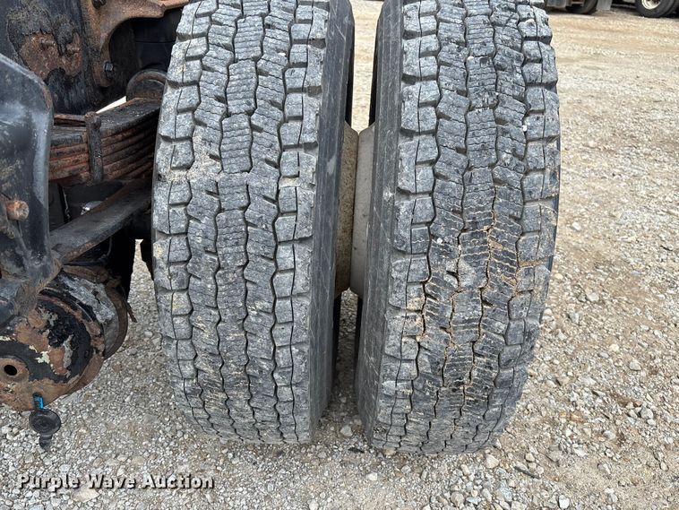 image for item FC5847 2011 International 4300 truck cab and chassis