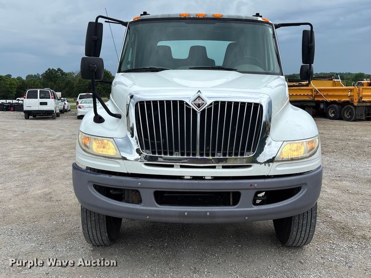 image for item FC5849 2010 International 4300 truck cab and chassis