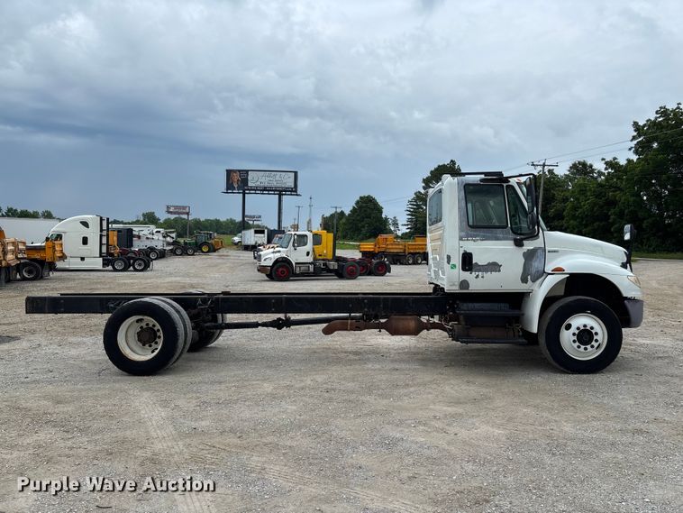 image for item FC5849 2010 International 4300 truck cab and chassis