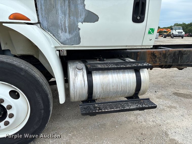 image for item FC5849 2010 International 4300 truck cab and chassis