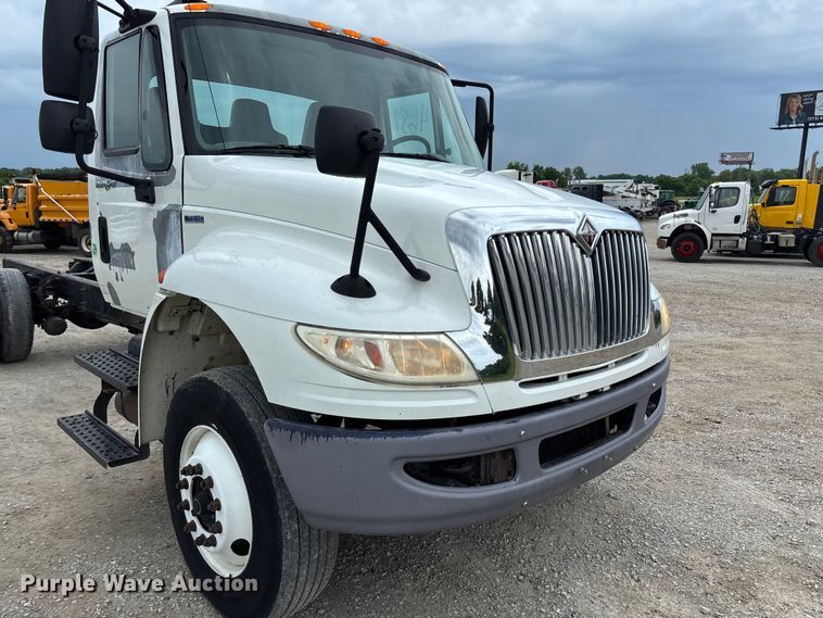 image for item FC5849 2010 International 4300 truck cab and chassis