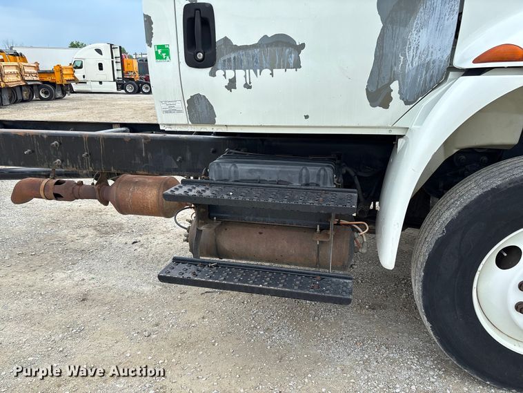image for item FC5849 2010 International 4300 truck cab and chassis