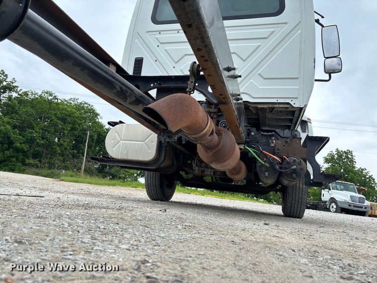 image for item FC5849 2010 International 4300 truck cab and chassis