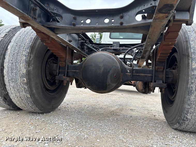 image for item FC5849 2010 International 4300 truck cab and chassis