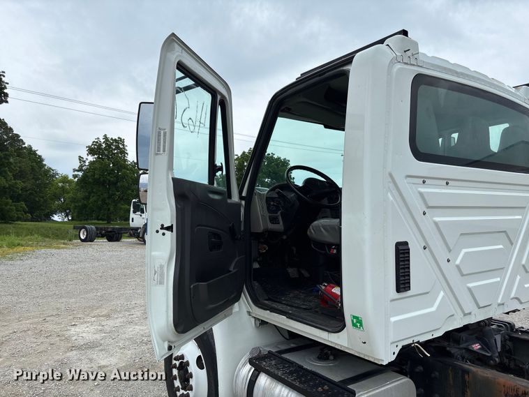 image for item FC5849 2010 International 4300 truck cab and chassis