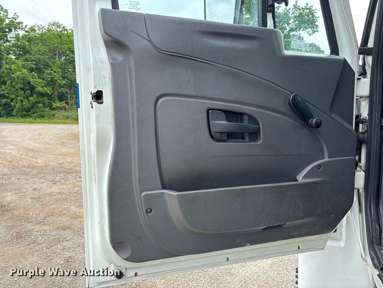 image for item FC5849 2010 International 4300 truck cab and chassis