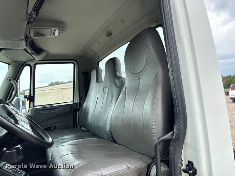 image for item FC5849 2010 International 4300 truck cab and chassis
