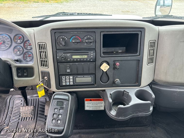 image for item FC5849 2010 International 4300 truck cab and chassis