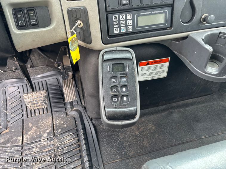 image for item FC5849 2010 International 4300 truck cab and chassis