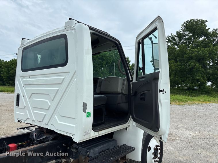 image for item FC5849 2010 International 4300 truck cab and chassis