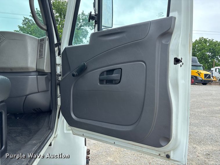 image for item FC5849 2010 International 4300 truck cab and chassis