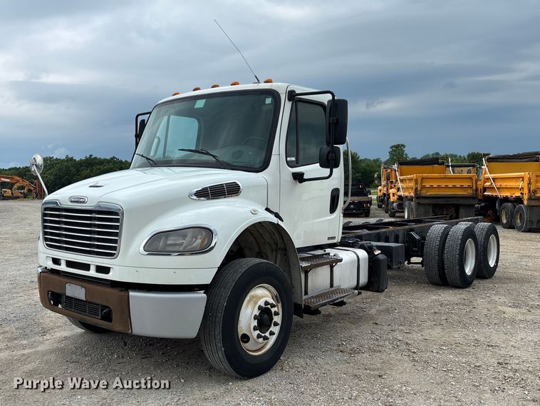 image for item FC5850 2013 Freightliner  Buisness Class M2 106 truck cab and chassis
