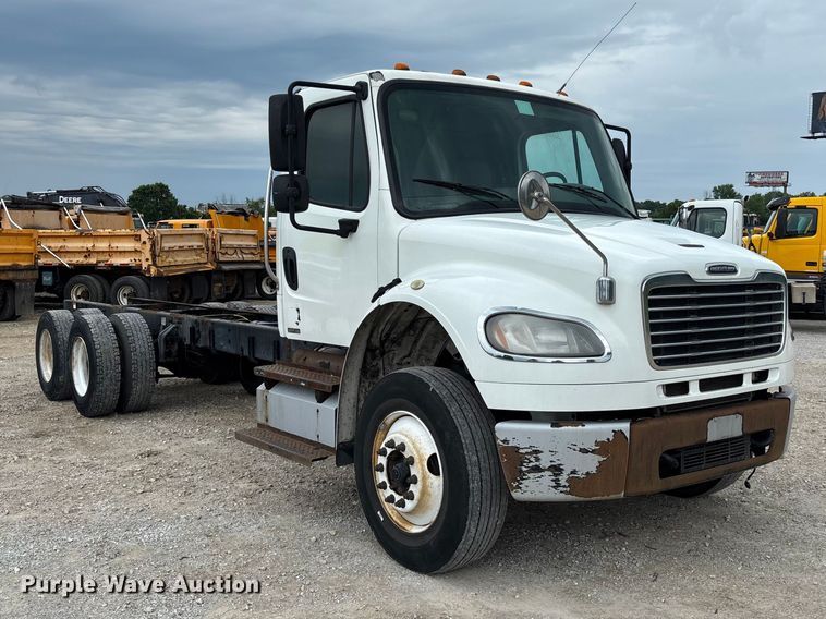 image for item FC5850 2013 Freightliner  Buisness Class M2 106 truck cab and chassis