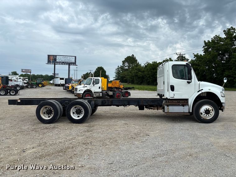 image for item FC5850 2013 Freightliner  Buisness Class M2 106 truck cab and chassis