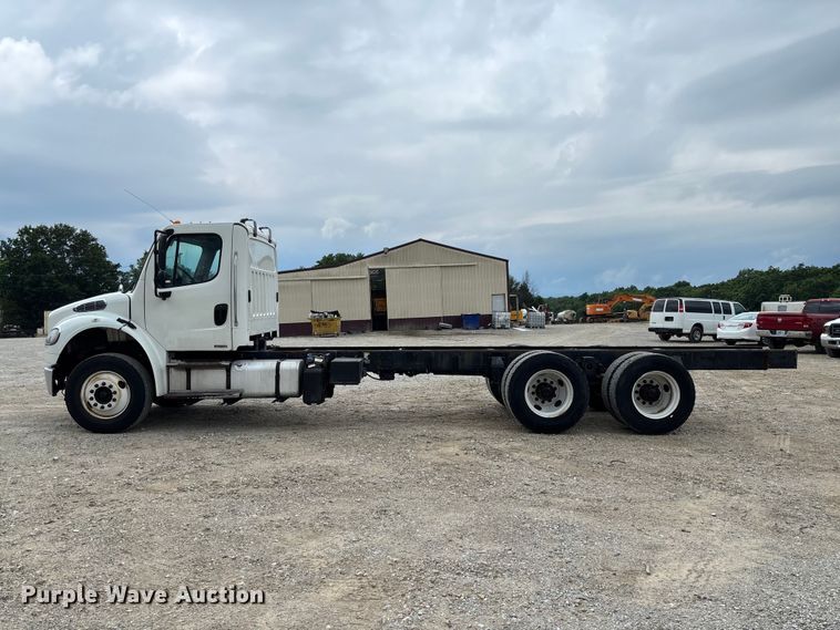 image for item FC5850 2013 Freightliner  Buisness Class M2 106 truck cab and chassis