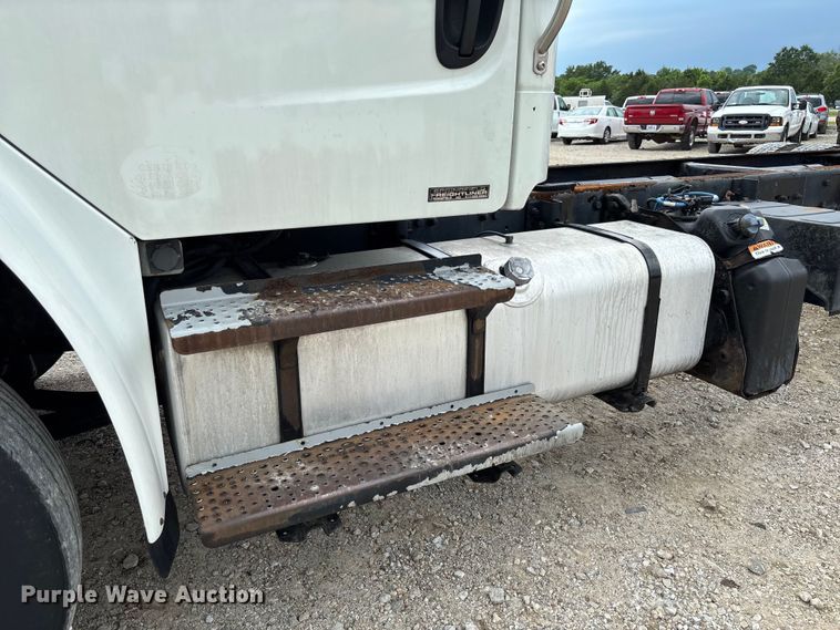 image for item FC5850 2013 Freightliner  Buisness Class M2 106 truck cab and chassis