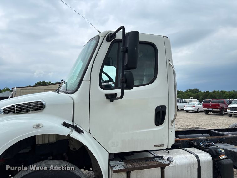 image for item FC5850 2013 Freightliner  Buisness Class M2 106 truck cab and chassis