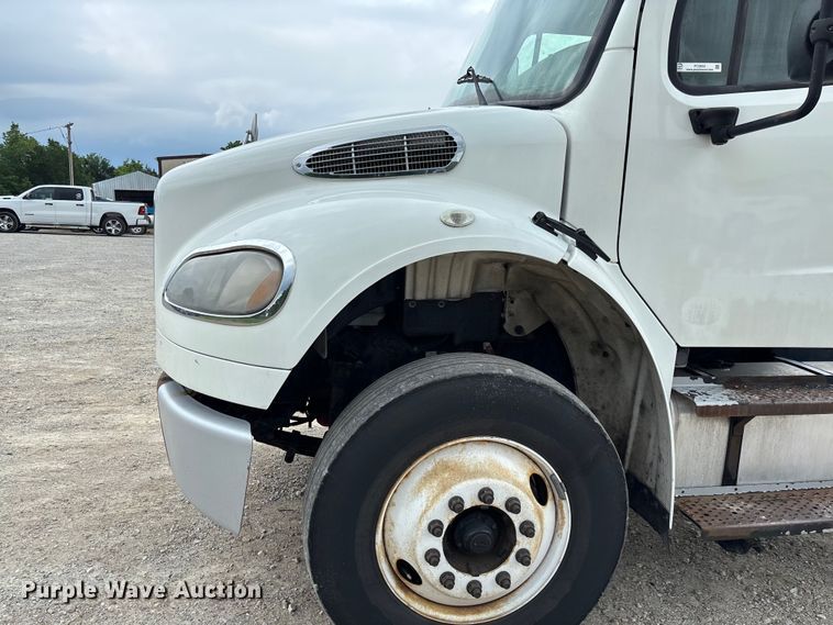 image for item FC5850 2013 Freightliner  Buisness Class M2 106 truck cab and chassis