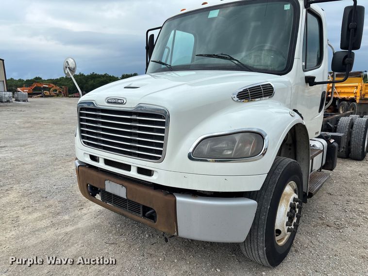 image for item FC5850 2013 Freightliner  Buisness Class M2 106 truck cab and chassis