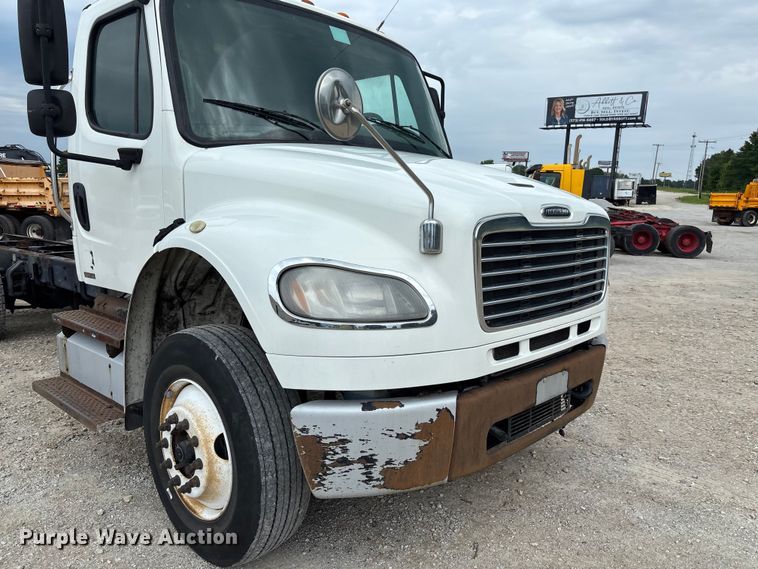 image for item FC5850 2013 Freightliner  Buisness Class M2 106 truck cab and chassis