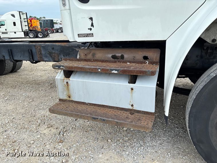 image for item FC5850 2013 Freightliner  Buisness Class M2 106 truck cab and chassis