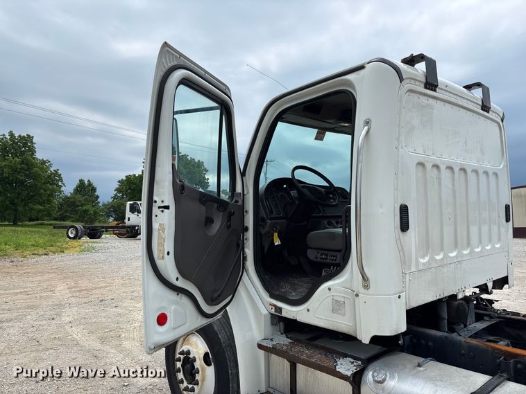 image for item FC5850 2013 Freightliner  Buisness Class M2 106 truck cab and chassis