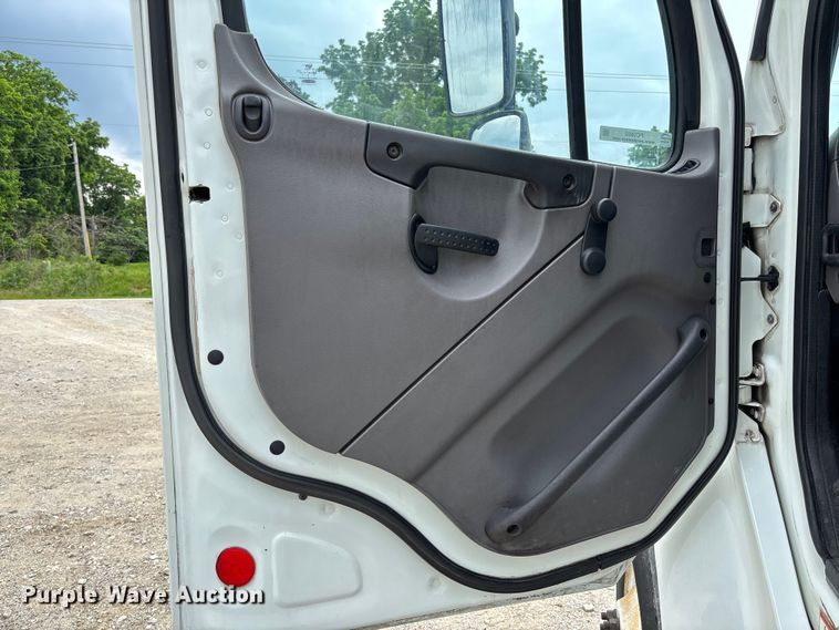 image for item FC5850 2013 Freightliner  Buisness Class M2 106 truck cab and chassis