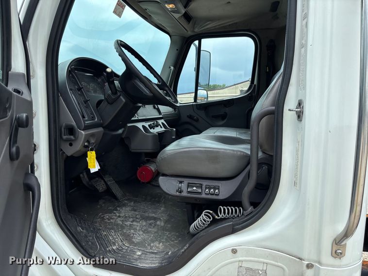 image for item FC5850 2013 Freightliner  Buisness Class M2 106 truck cab and chassis